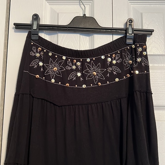 Black skirt with beads - Picture 2 of 4